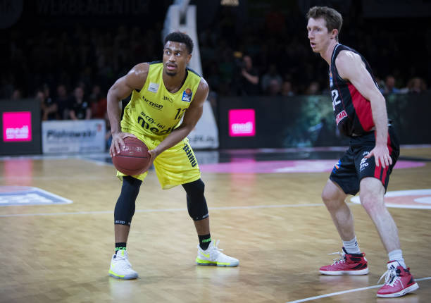 许多球迷纷 许多球迷纷